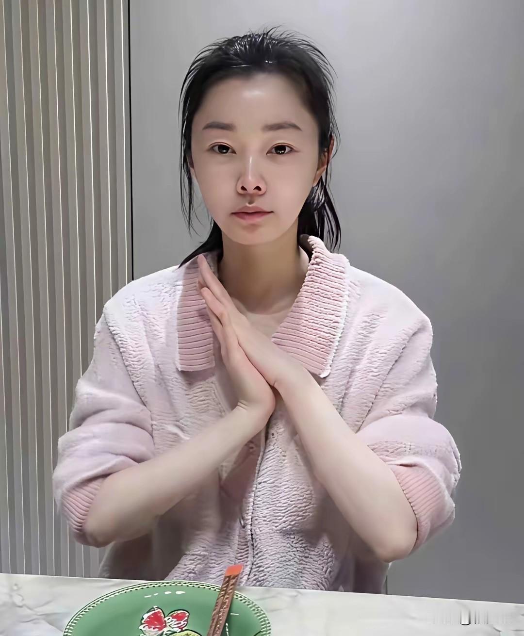 宋轶素颜照来了，一身粉嫩，肤色特别白，就是鼻子成为了焦点宋轶的素颜显得也是特别