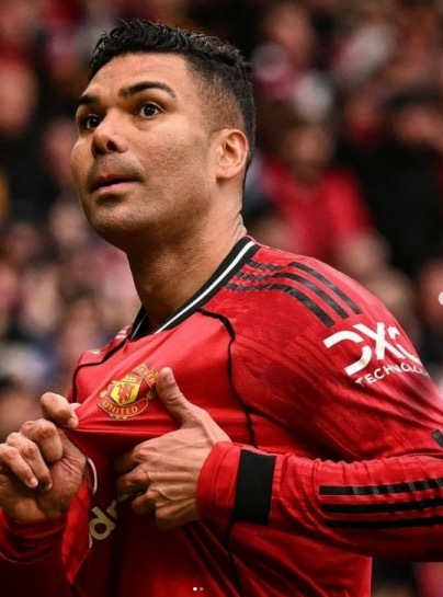 在本轮英超，曼联3-1击败维拉。在积分榜上升至第3位。本场比赛卡塞米罗破门，本赛