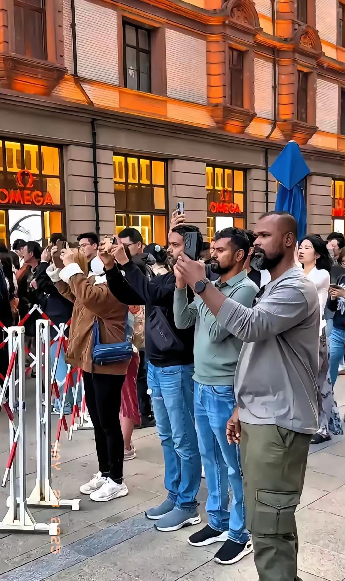 有网友提出，为什么印度人到了哪个国家都会惹出一大堆争议。我想啊，原因可能很多，