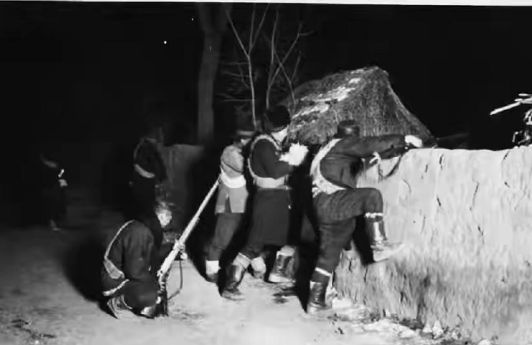 旧时东北砸窑往事：三江龙绺子夜砸红窑，豆饼垛子浇水秒变土坦克。民国年间的东