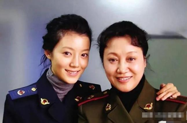 2012年，车晓跟那个身家125亿的老公李兆会把婚离了，她妈王丽云放话，想离没问