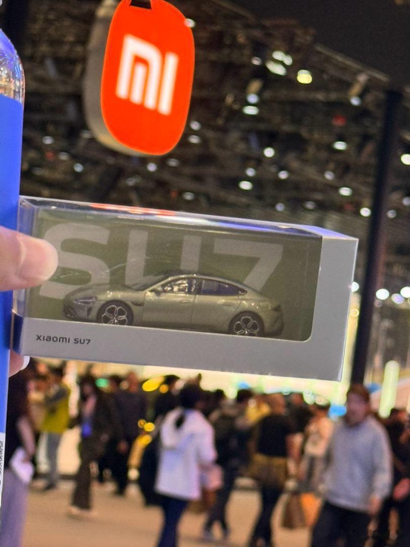 不容易啊，我也终于领到了小米SU7的车模了，感谢雷总感谢小米送我一个车模评论区不