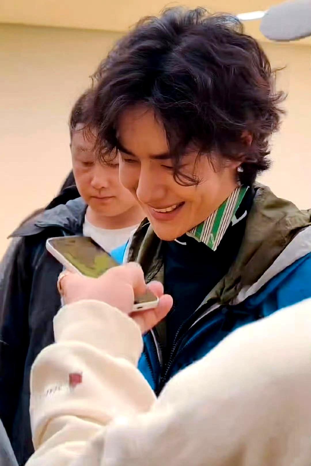 顶级奢侈感从来不是“装出来的冷漠”，而是“松弛到底的自由”。在2026巴黎