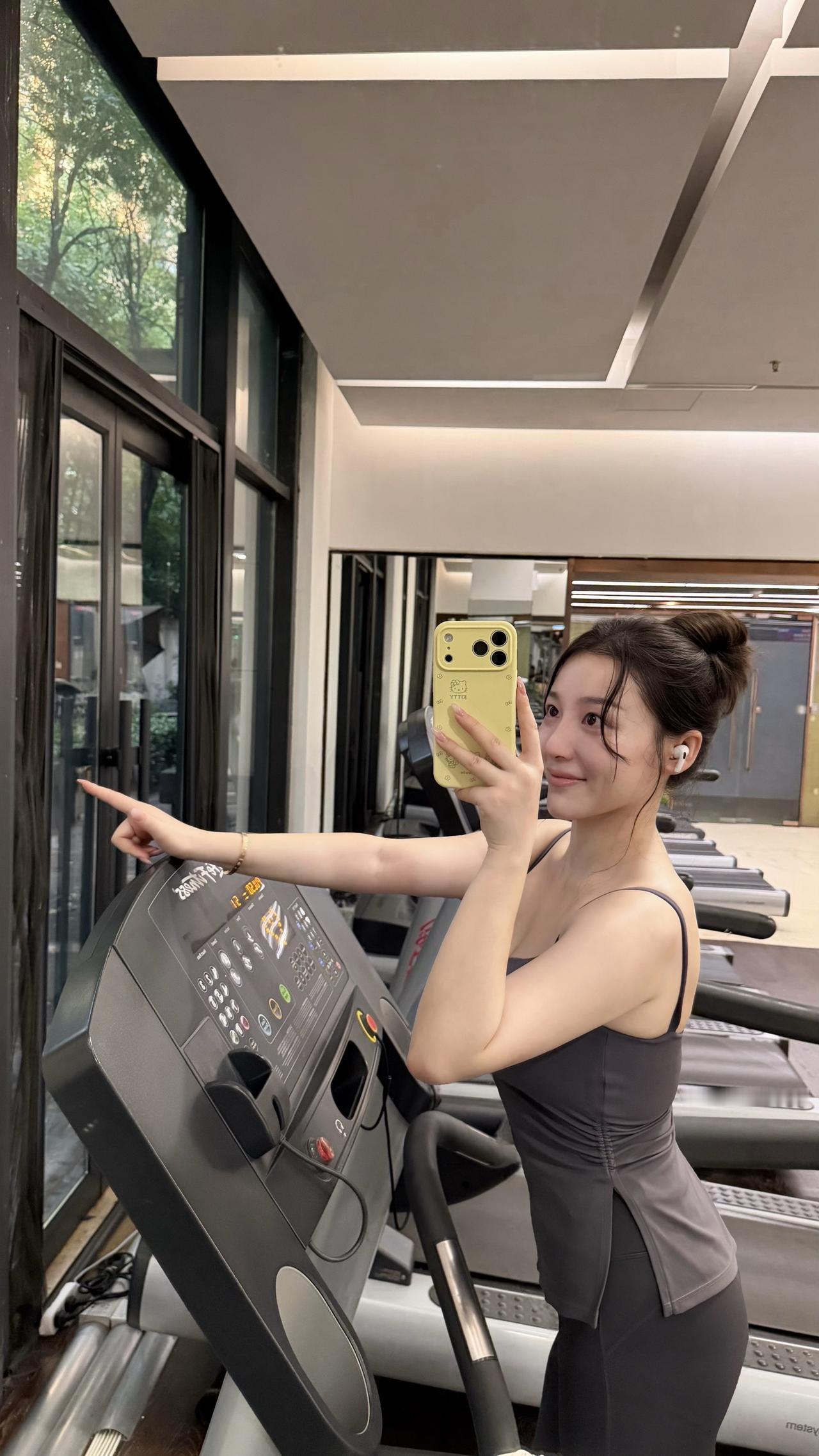 健身女孩运动获得多巴胺运动穿搭对镜拍热门