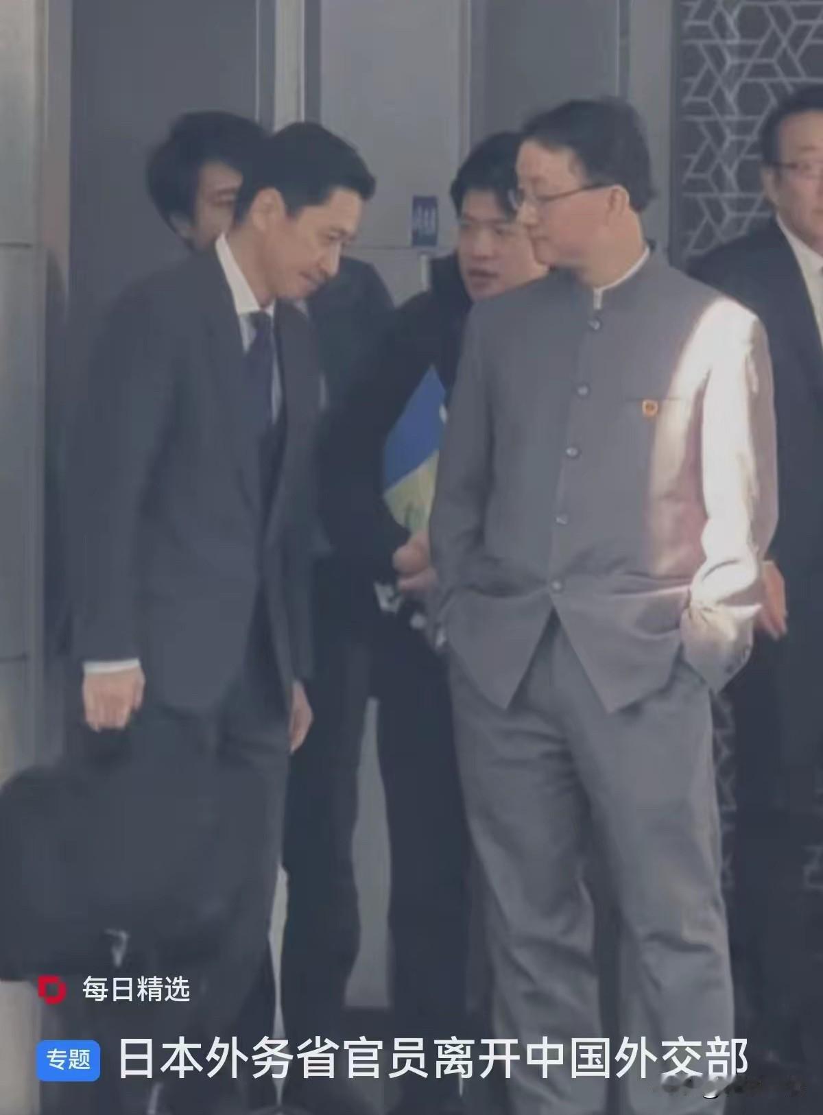 这姿势！谁看了不说一句“好叼啊”“好帅啊”中山装+国徽+插兜杀这才是中国外