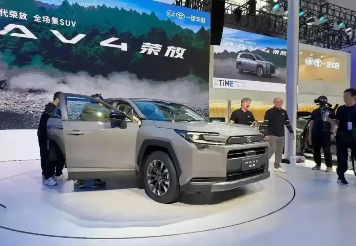 一觉醒来，手机就被第六代荣放交付的消息刷了屏。按捺不住好奇，我索性直奔4S店亲自