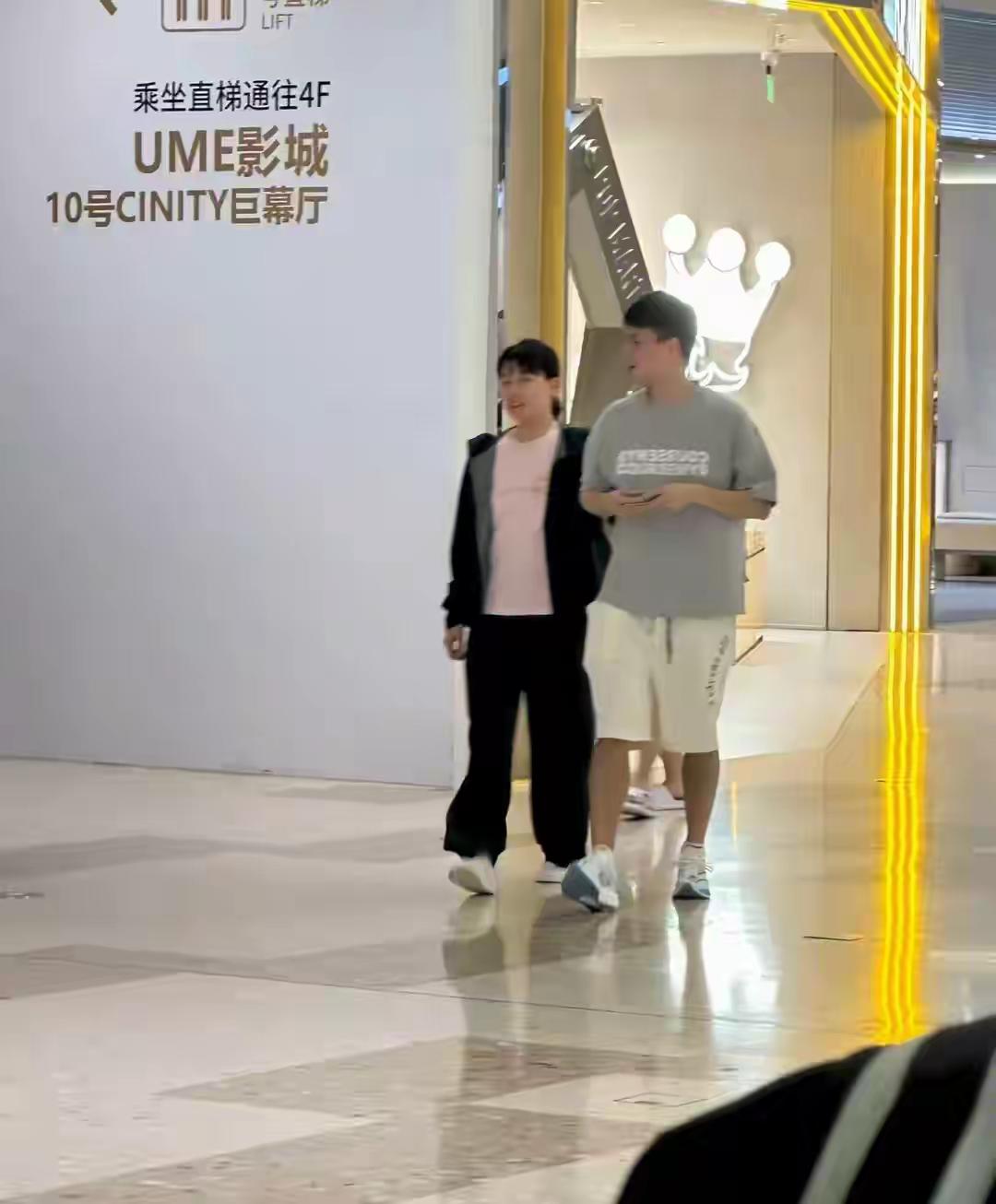 太甜了吧：冠军陈幸同和周启豪逛街了陈幸同刚刚横滨夺冠，这边回国后，立马就和周