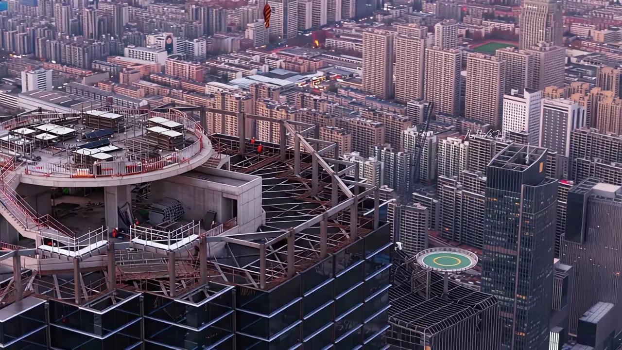 济南的绿地428能在今年年底前完工吗？很难吧，虽然只差一层的玻璃了，但是应该是