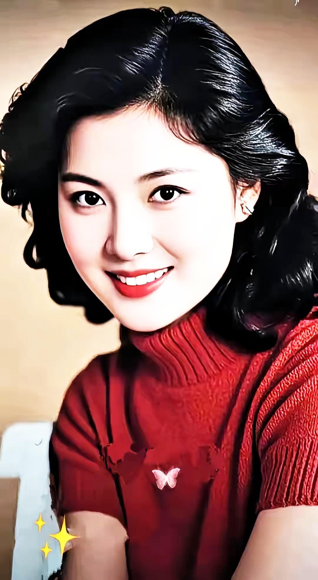 复古红衣少女，微笑如阳光般温暖