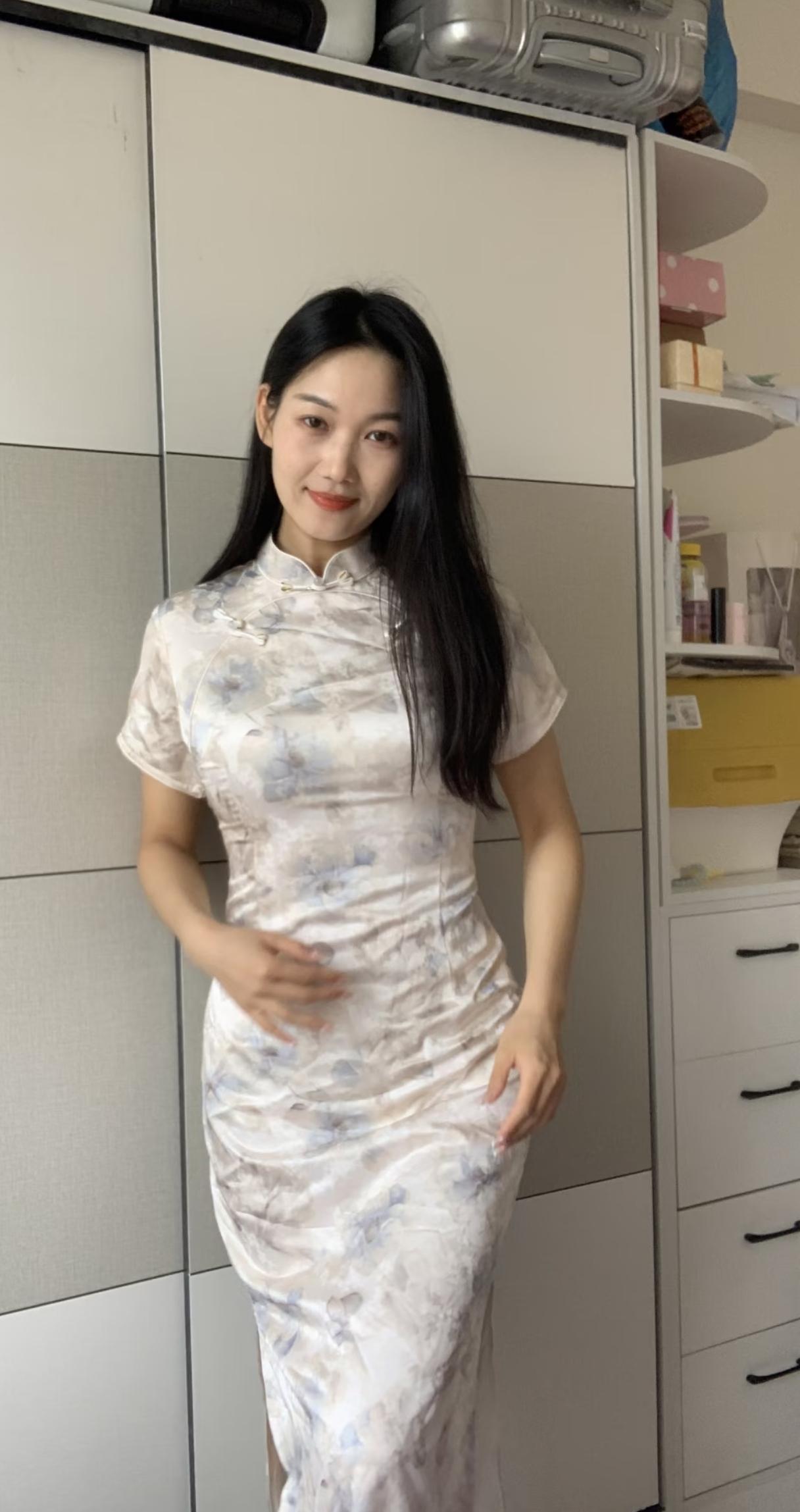 很喜欢小姐姐的状态，自信满满、勇于绽放自己的女人最漂亮。她穿上修身旗袍连衣裙，露