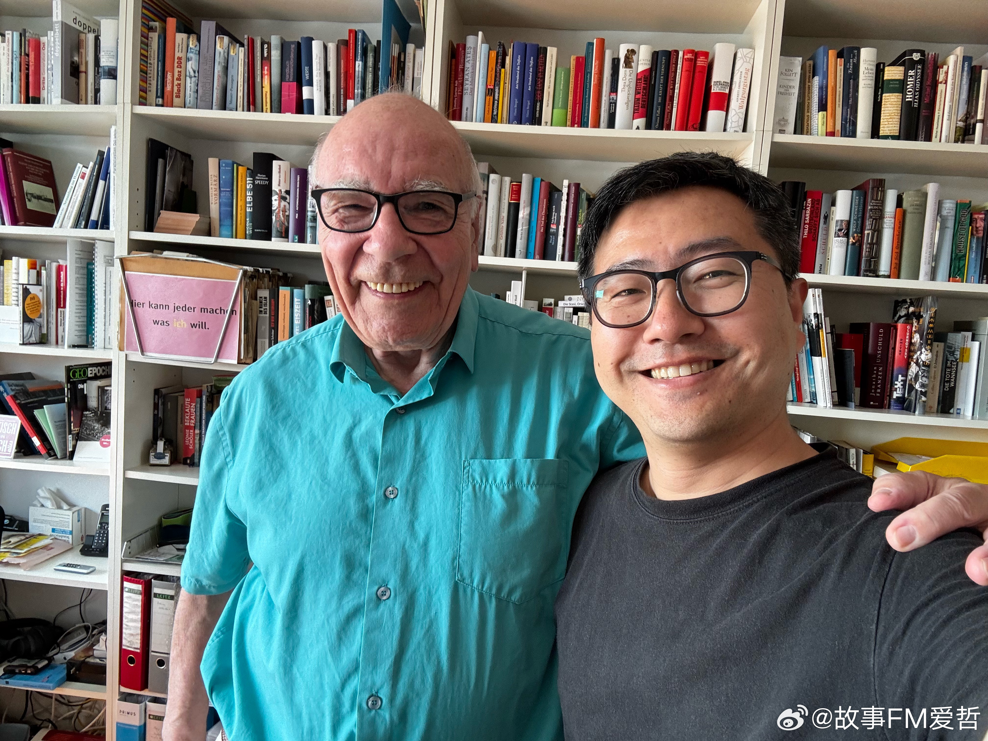 这是伯克哈特·维格尔，已经87岁高龄了，还是精神矍铄。他的公寓就位于伯瑙尔大街的柏林墙遗址旁，在阳台
