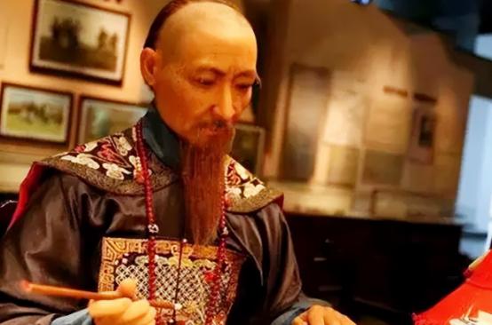 1852年，曾国藩为母亲守灵一整夜，刚走出灵堂，突然听到手下康福大喊：“大人低头