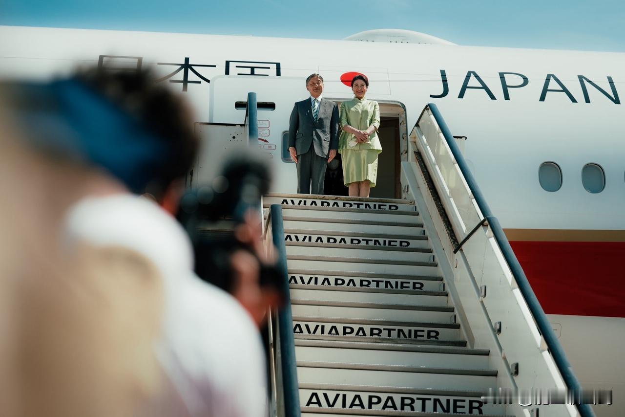 矮小的天皇，高大的公主。日本天皇德仁夫妇离开荷兰，飞抵布鲁塞尔，访问比利时，比利