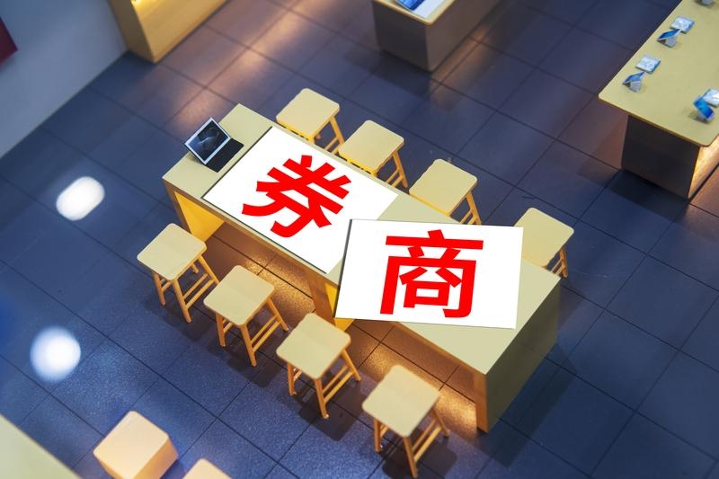 今天券商护盘大涨0.9%，最高1.28%，上午还平平淡淡，下午就开始拉升。今