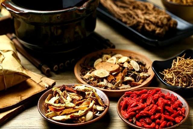 它祛湿比喝茯苓强百倍，每天喝1碗，排空一身湿气 一提祛湿，很多人就会泡点茯苓