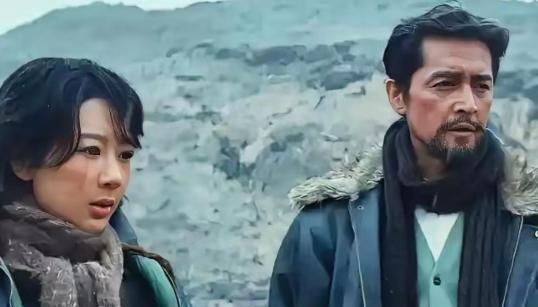 工资都发不出，靠摆地摊果腹，却要去对抗开着越野车、端着冲锋枪的盗猎团伙。你以为