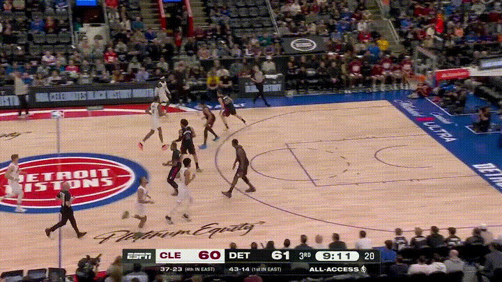 骑士大将施罗德真是太悲催了，他惨遭杜伦的惊天血帽！在今天进行的骑士和活塞的比赛中