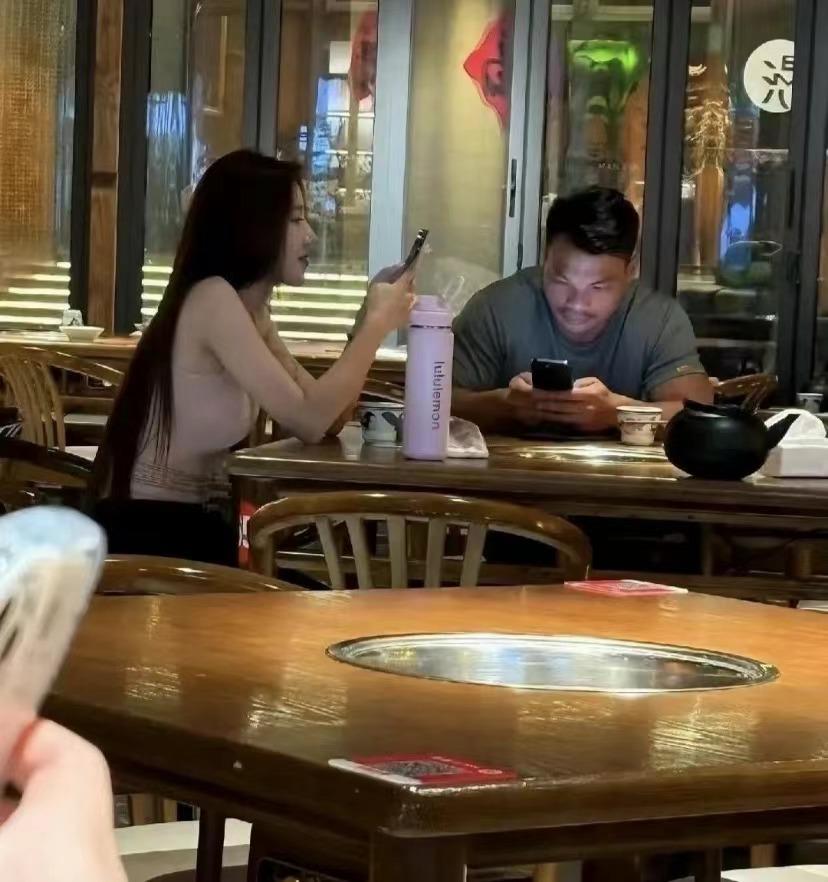 以前不理解为什么那么多人蹲乔妹直播间买东西，今天刷到生图，瞬间懂了。真人确实