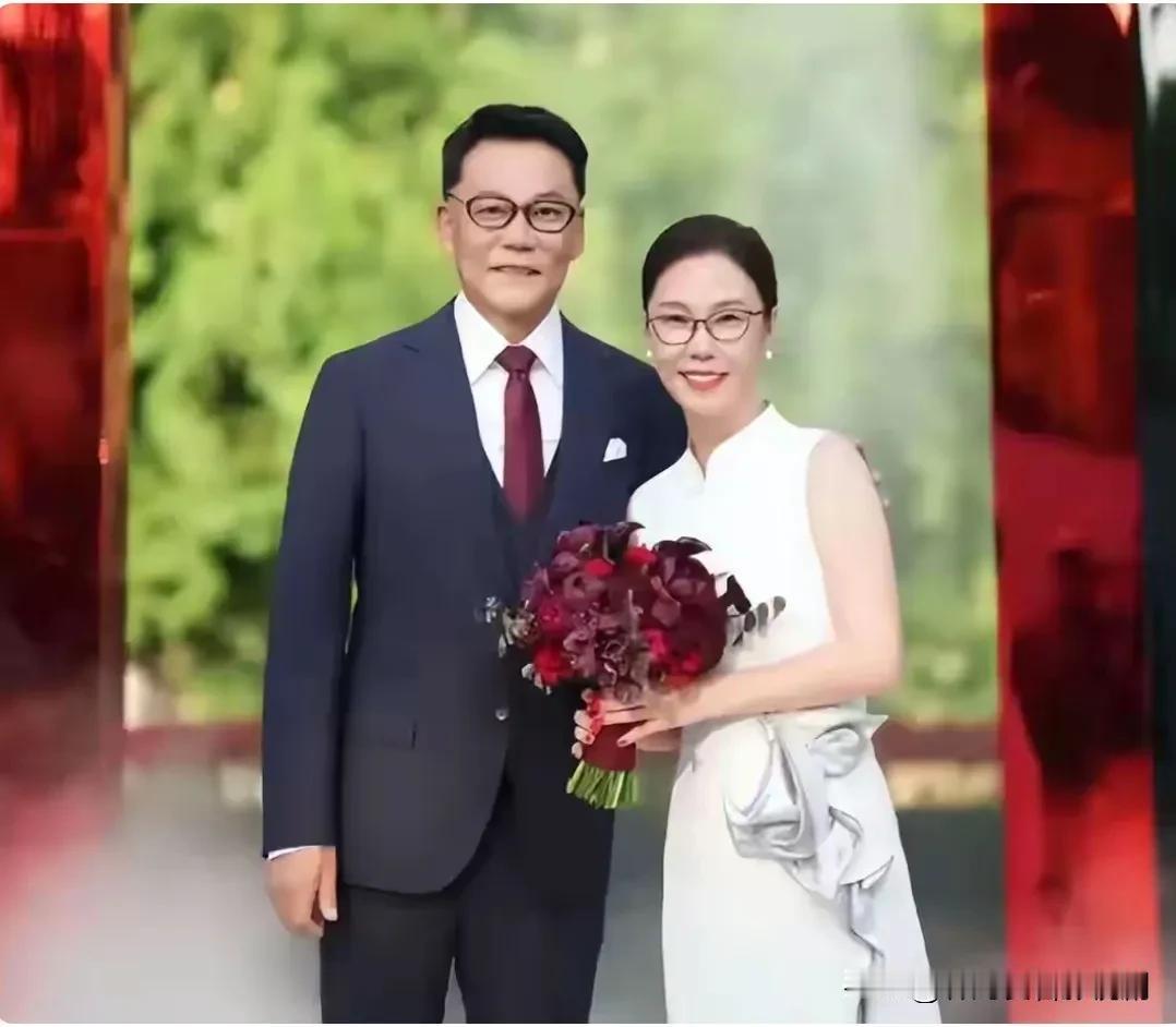 不看不知道，一看吓一跳。你们从李国庆再婚的照片上能看出什么来呢？乍一看两个人长