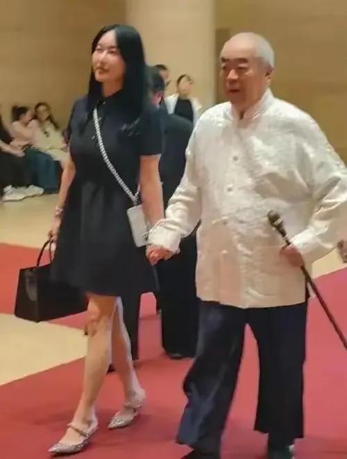 我确定了徐萌对87岁的范曾是真爱不然，不会在他87岁时还敢给他生孩子