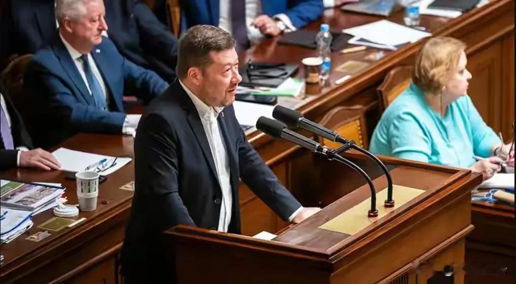 捷克政坛“撤旗运动”背后的欧洲分裂暗流捷克议会众议院议长冈村富夫又搞了个大