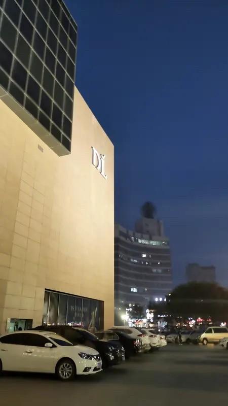 王海不打黄天鹅全国其他销售点，偏要远赴许昌打胖东来的假。这就像街头打架，你不去