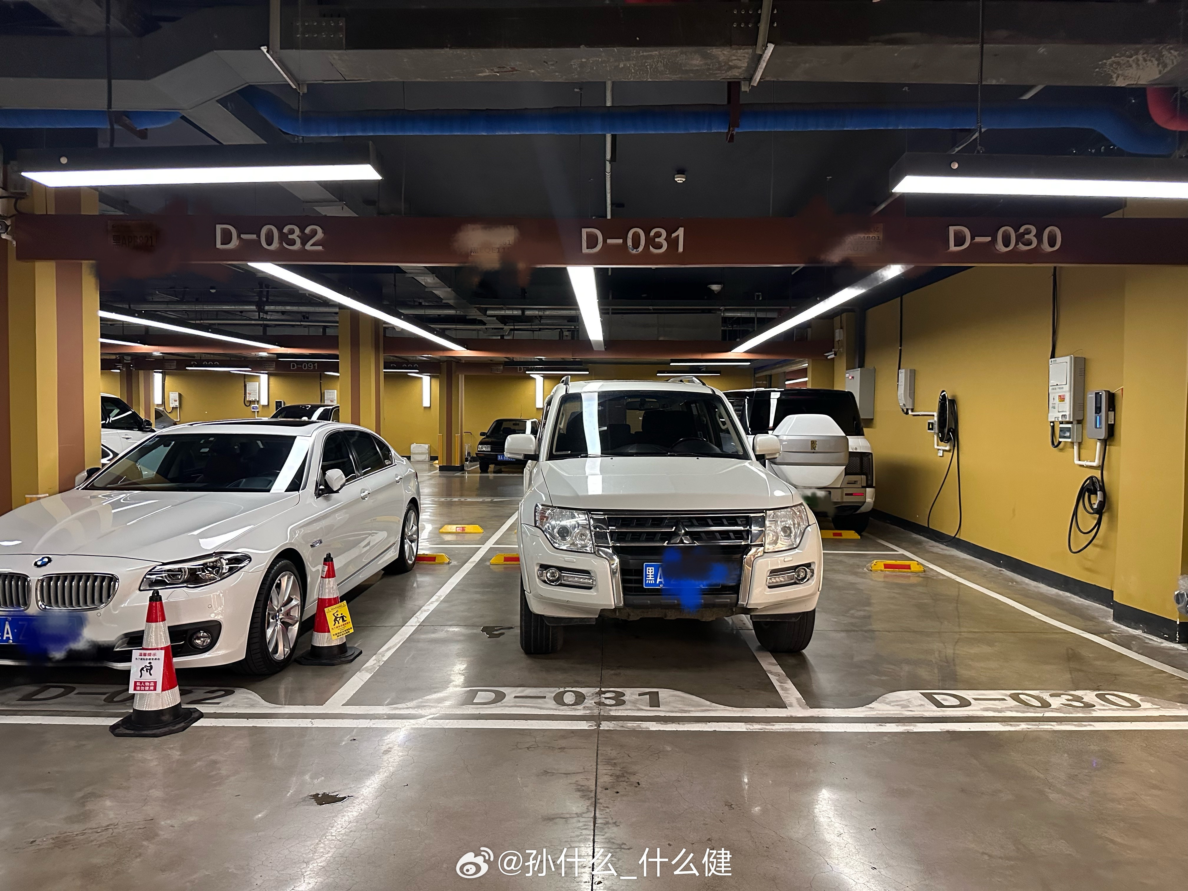 反正旁边车位这家来的车都挺抽象​​​
