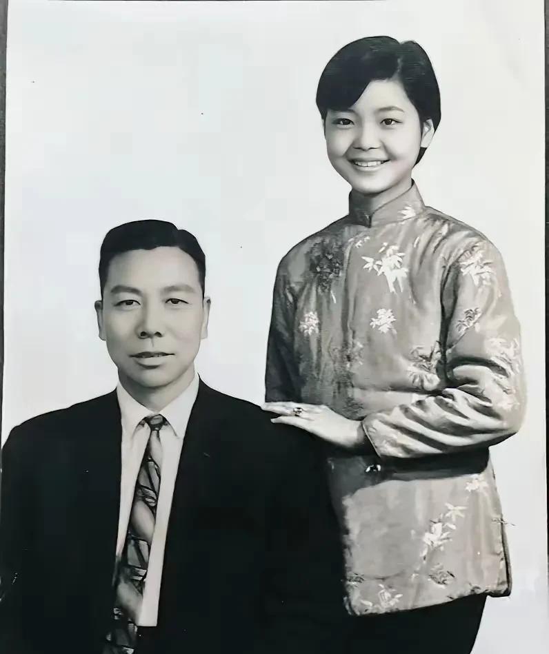 这是六十年代，邓丽君与父亲邓枢的合影照。当时的邓丽君还处于青春绽放的年纪，身上
