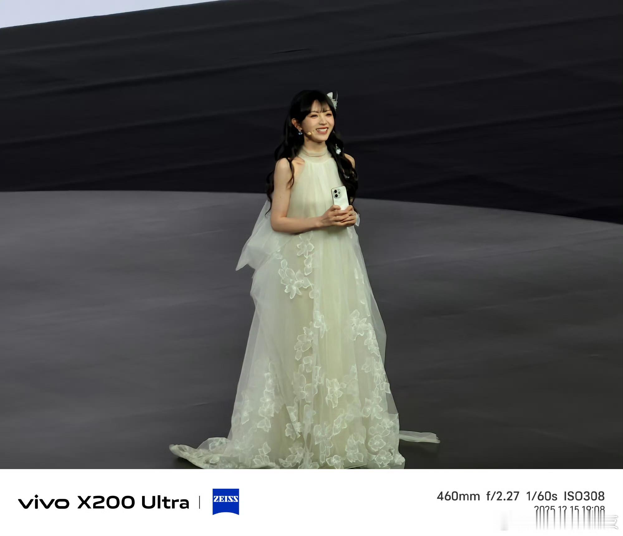 田曦薇杭州人气梨涡真的好看哈……