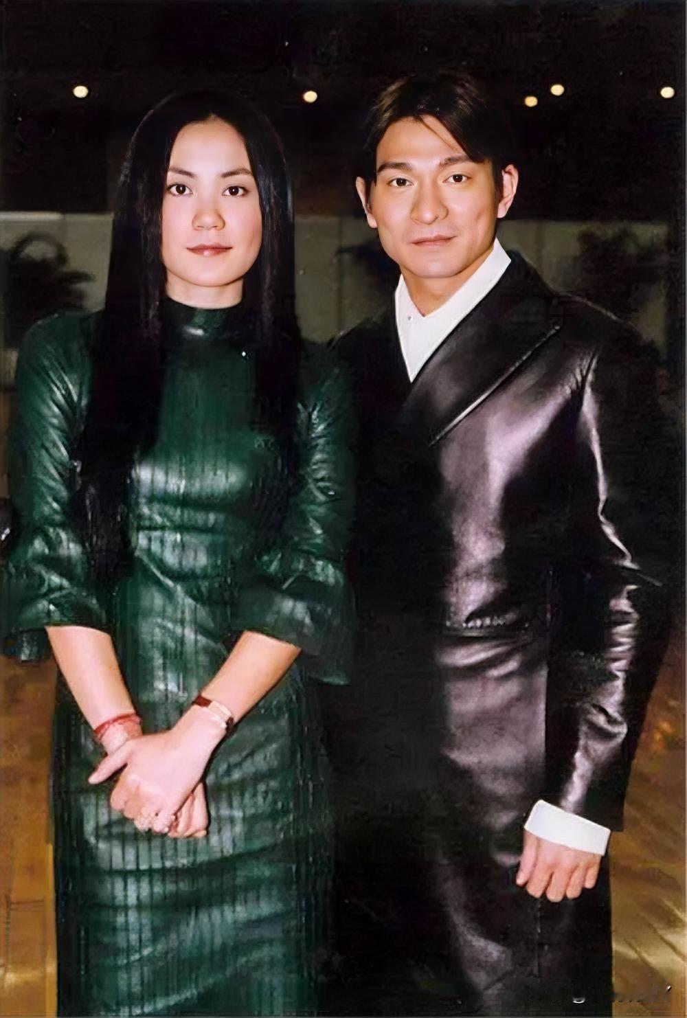 1999年，王菲与刘德华在颁奖典礼，留下的美好瞬间。那时王菲30岁，一头长发，美