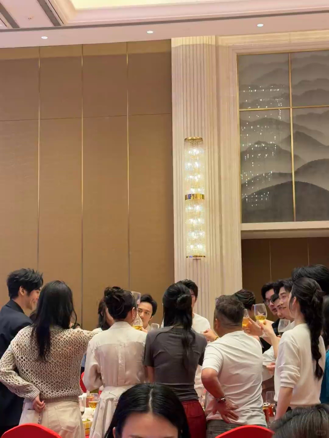 刘涛把渔网里面的裙子换了，换成裤子了诶～