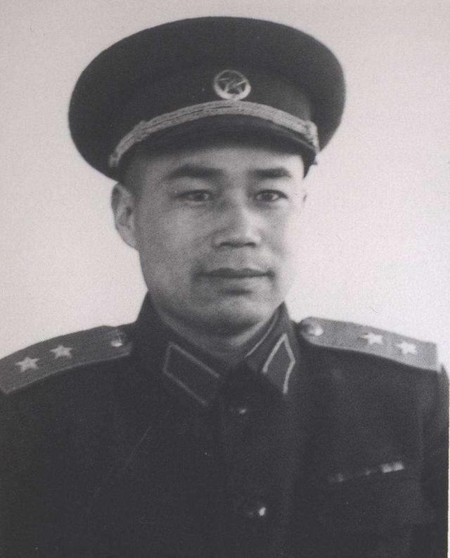 王震送给周总理一个苹果，说这是王近山拿来的，他想求您办点事儿，周总理抚摸着苹果说