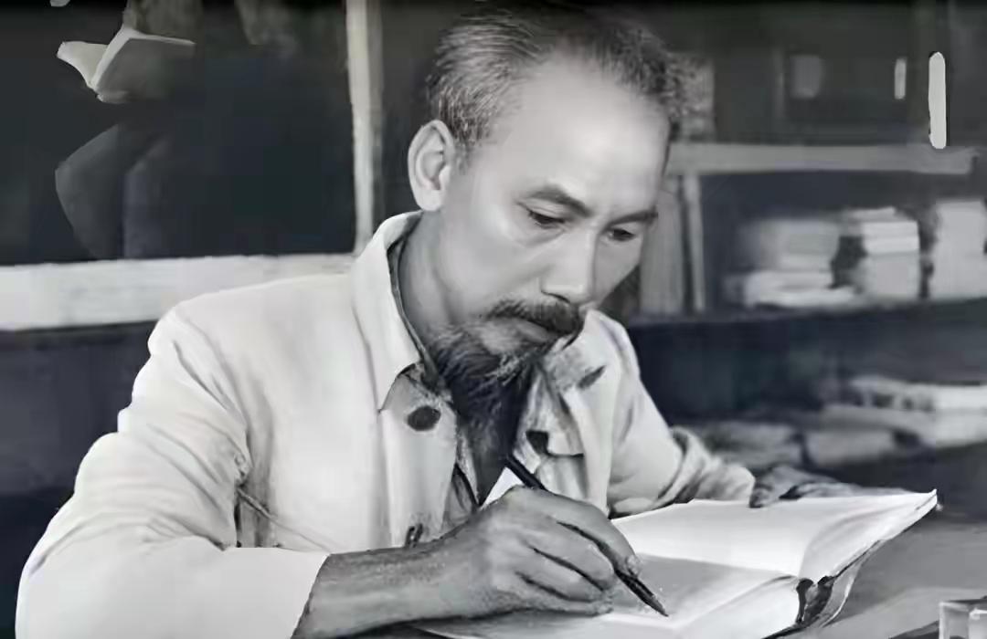 1945年，第二次世界大战刚结束，法国就又派兵进入了越南。此等危局之下，胡志明不