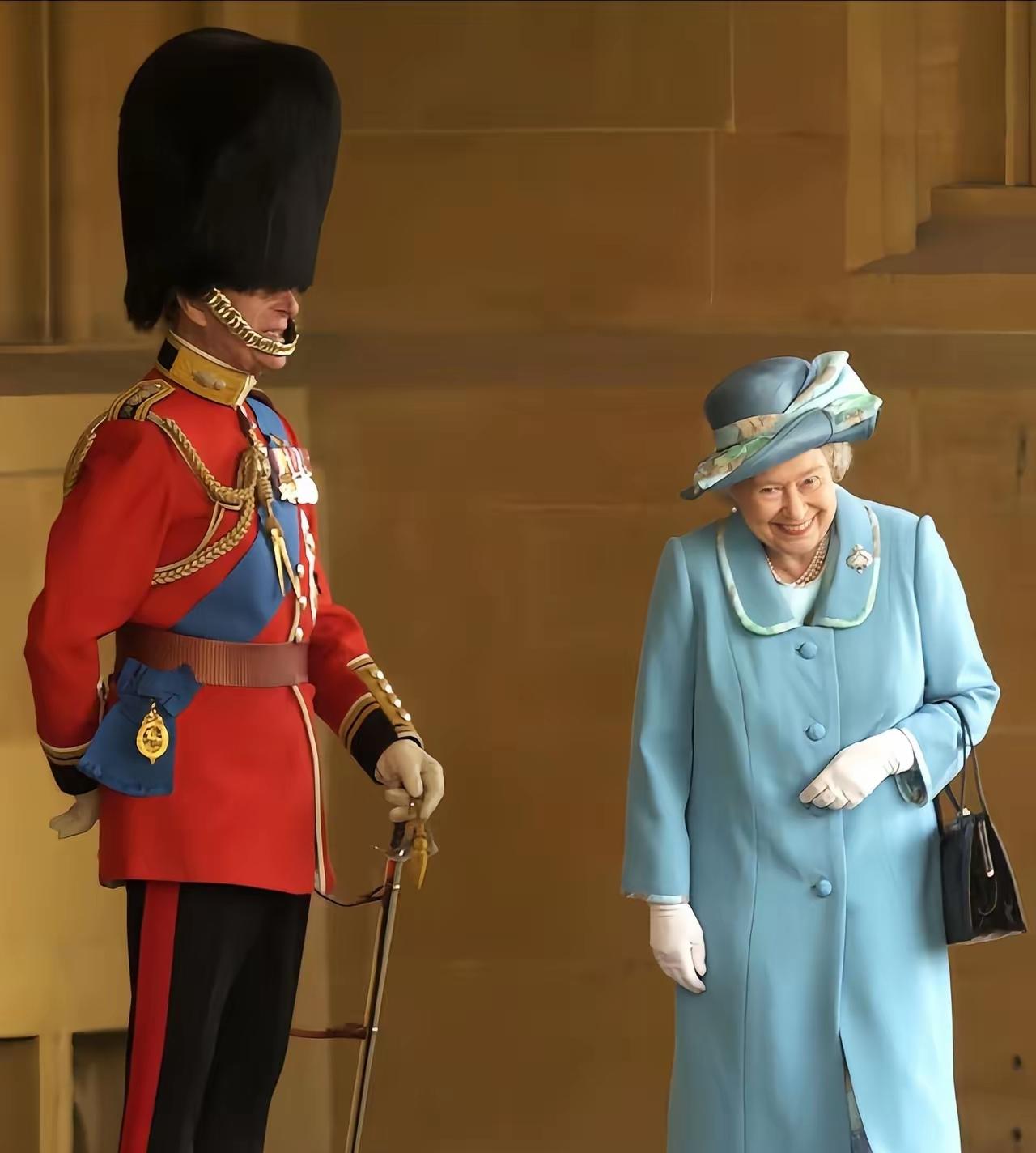 英女王的爱情，错付了？对菲利普的爱，女王始终如一，从花季少女的时代，再到头发发