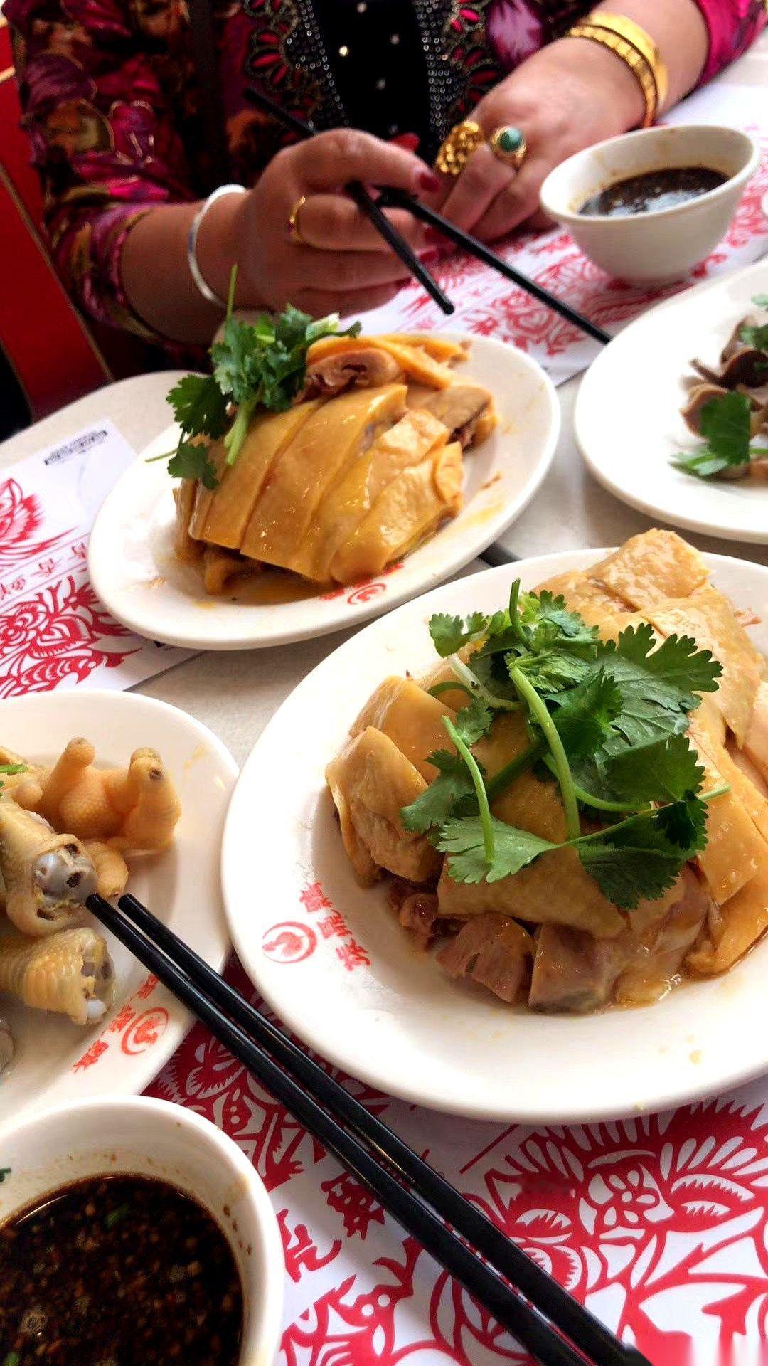 聊聊那个上海土生土长的“振鼎鸡”。以前走在申城街头，红字招牌几百米就能撞见一家