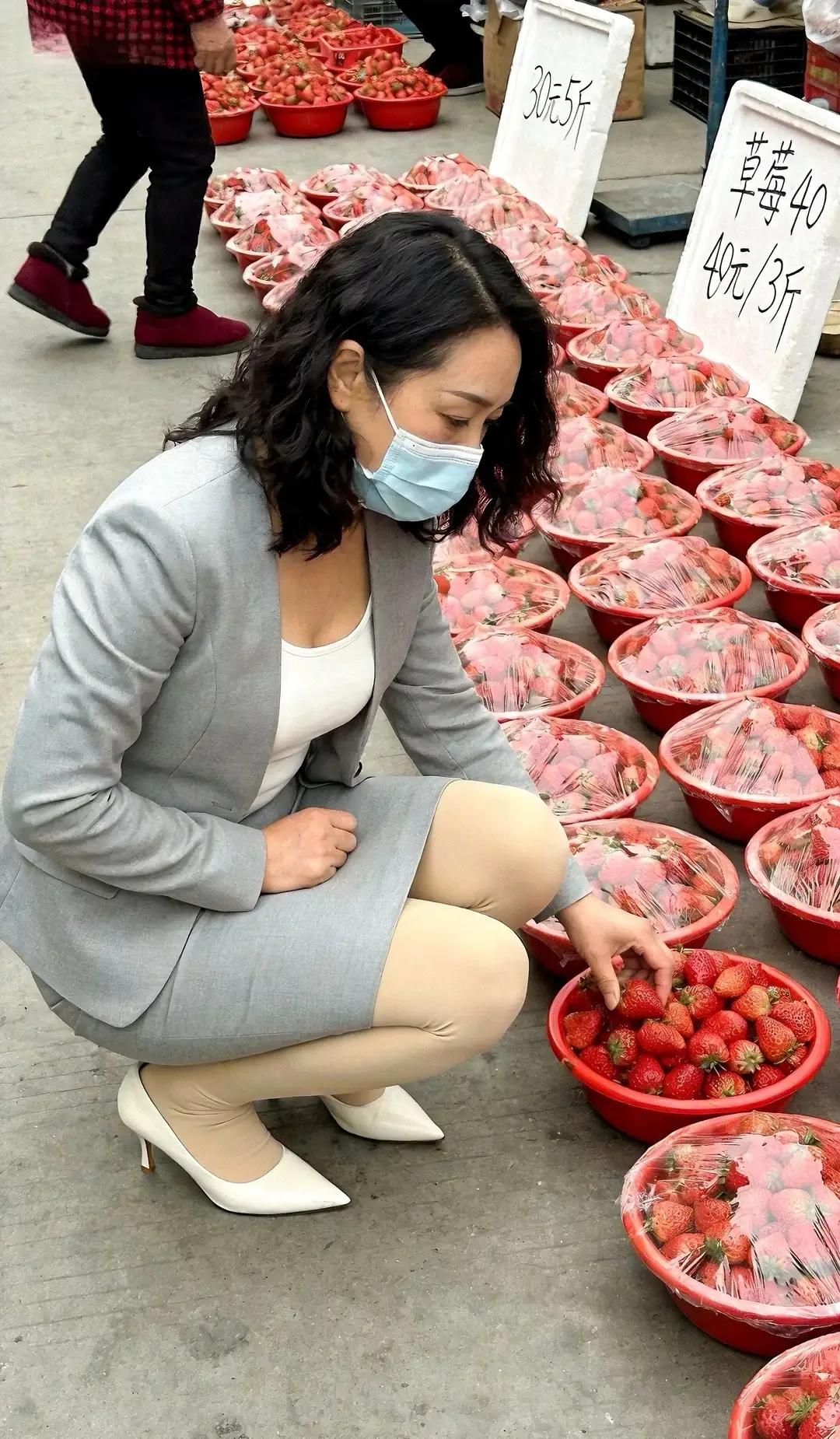 做生意最开心的就是突然遇到大客户了！大叔在街边卖草莓，15块钱一斤！摆了半天无人