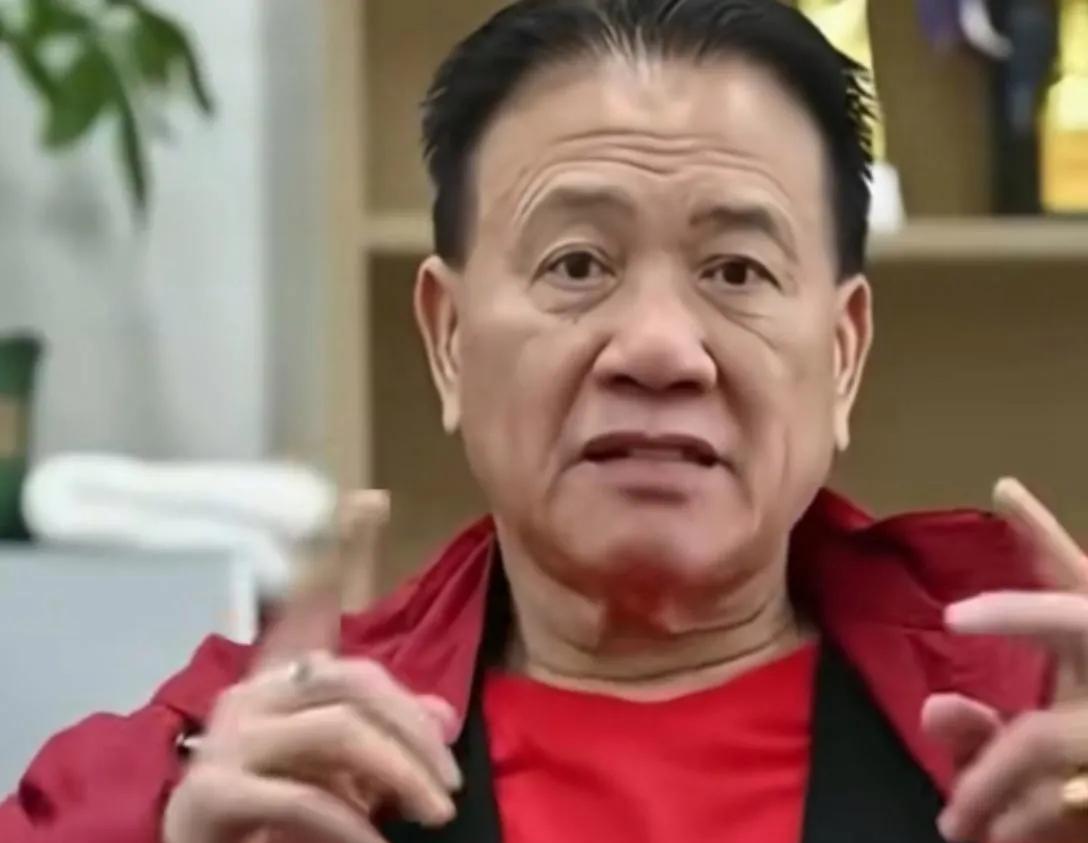 我的天啦！刷到万梓良照片差点没认出来——曾经霸气的“大哥”满脸皱纹，眼神里没了当