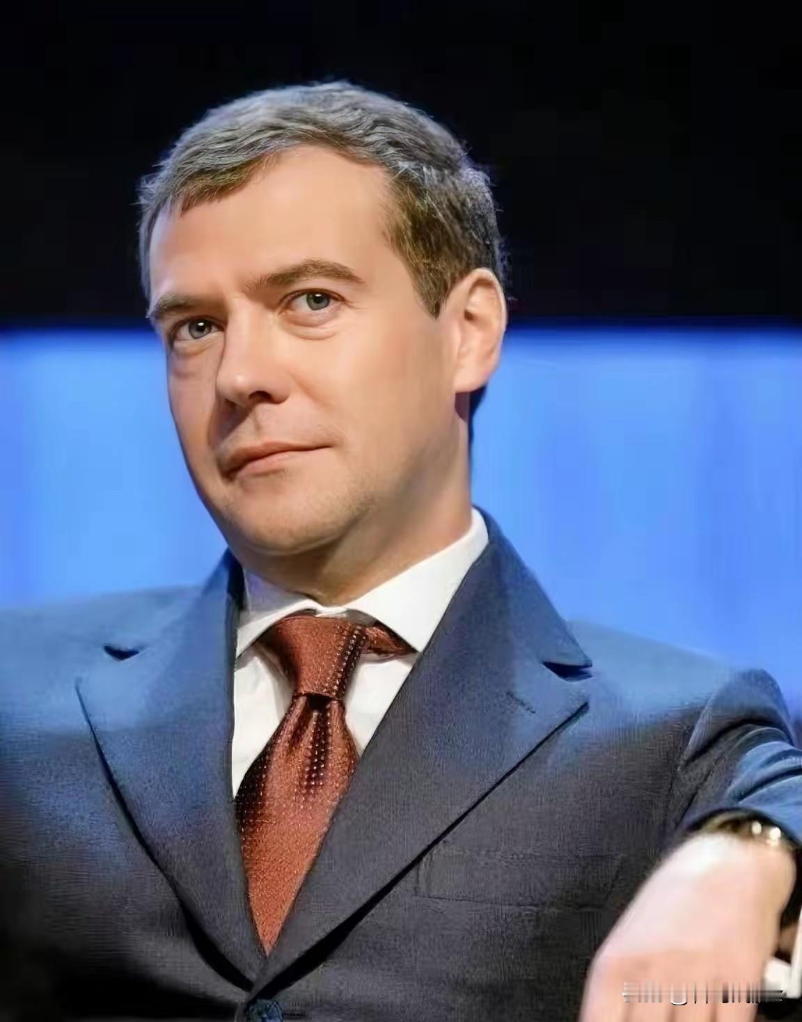 彻底摊牌！梅德韦杰夫撂下狠话！梅德韦杰夫这回直接把话挑明了。他说，乌克兰在欧