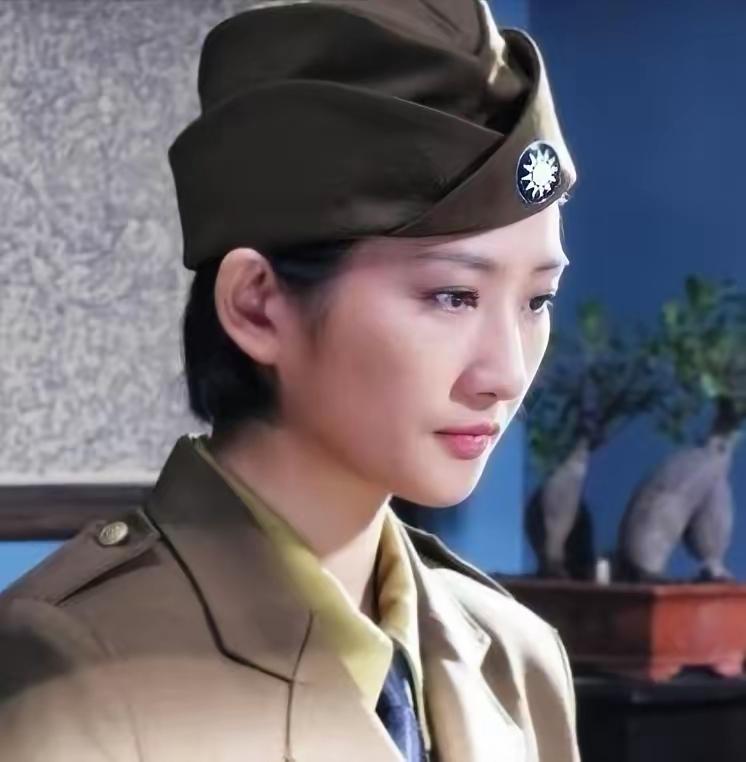 1938年，41岁戴笠借口加班，把秘书余淑衡，带到了卧房，戴笠递给她一杯咖啡：“