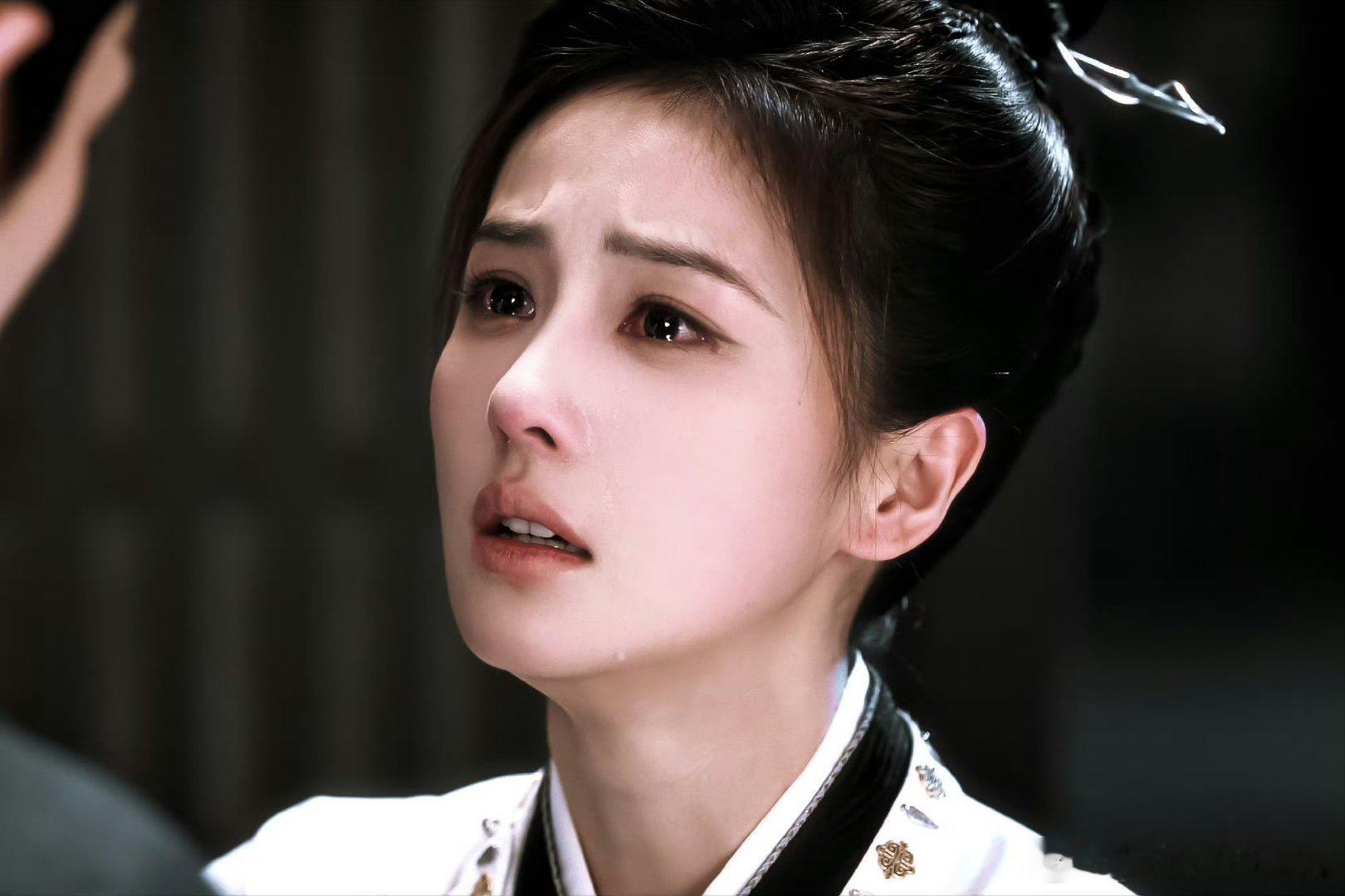 白鹿哭戏白鹿一哭我心都跟着碎了！眼泪砸下来跟断了线的珠子似的，破碎感绝了，姐姐咱