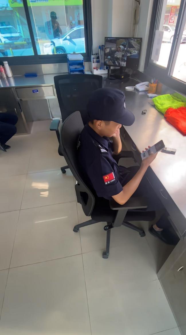 年轻人想干保安，我建议你进工厂当保安现在工厂保安的职位挺抢手，长夜班或白班任