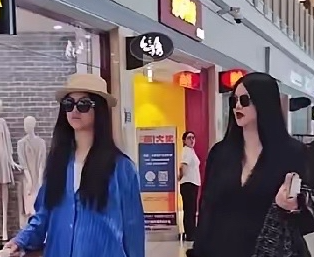 王诗龄瘦了20斤看着好轻盈母女俩走出中东富婆的气场还是一如既往的打扮，湘姐一身
