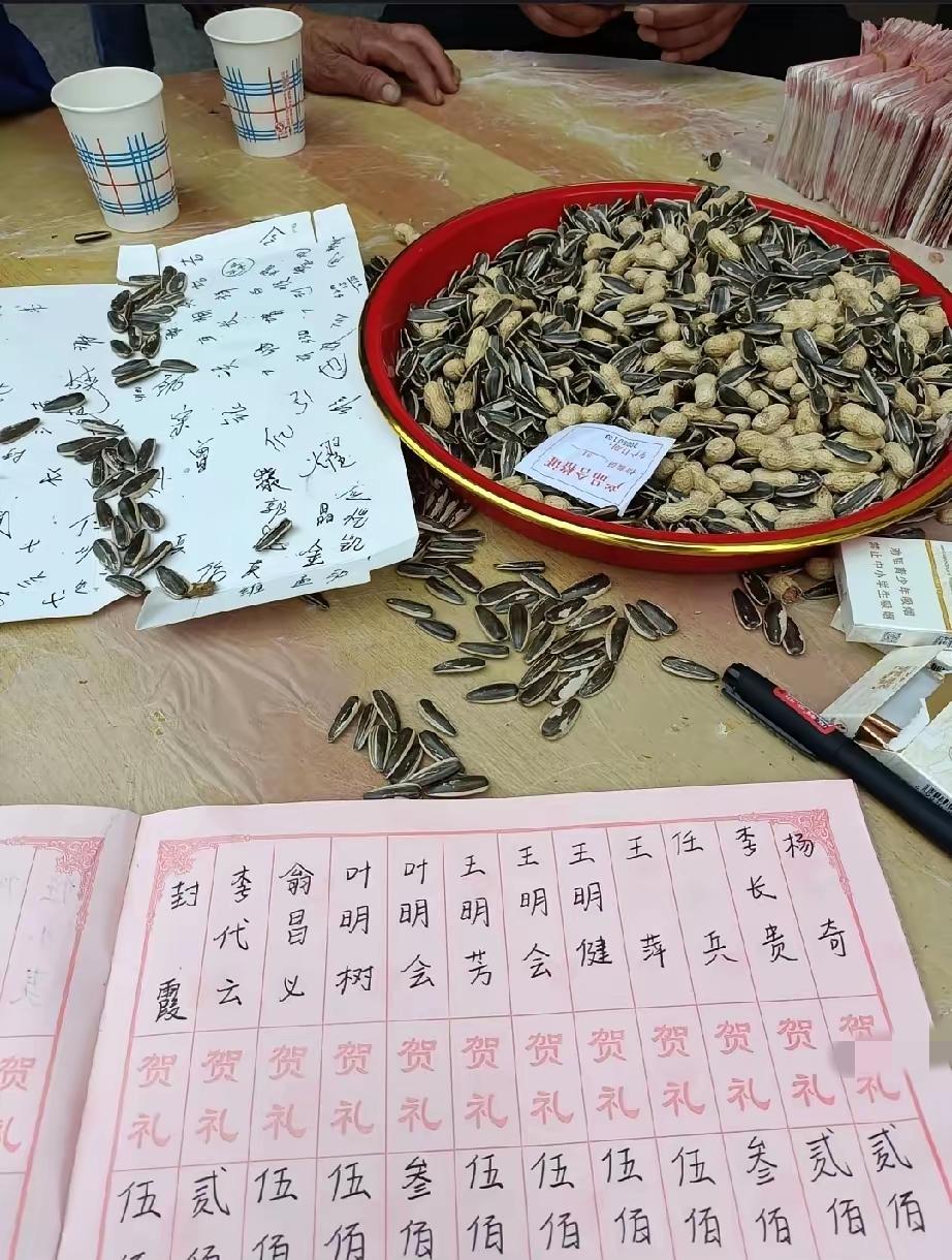 昨天姑娘出嫁，订了35桌每桌1000块的酒席，散场一看礼单我心里直犯堵——大部分