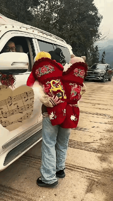 云南，一女子背着龙凤胎走回家，半路撞见迎亲婚车队，想着讨喜头图吉利，于是跑到头车