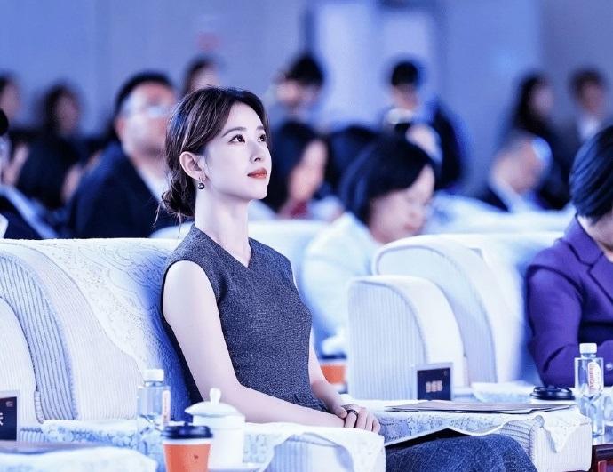 最近章泽天以京东美术馆主席的身份出席艺术活动，她这次搭配的很简洁，不过显得很清纯