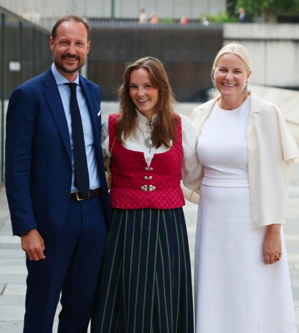挪威王室🇳🇴6月5日，挪威王室官宣：王储妃梅特-玛丽特已列入肺移植等候名单