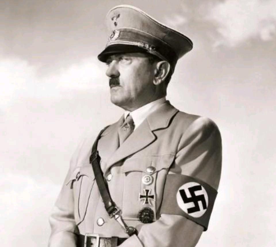 1933年，希特勒亲自接见了一位推着破旧自行车的中国青年，并在他的纪念册上郑重签