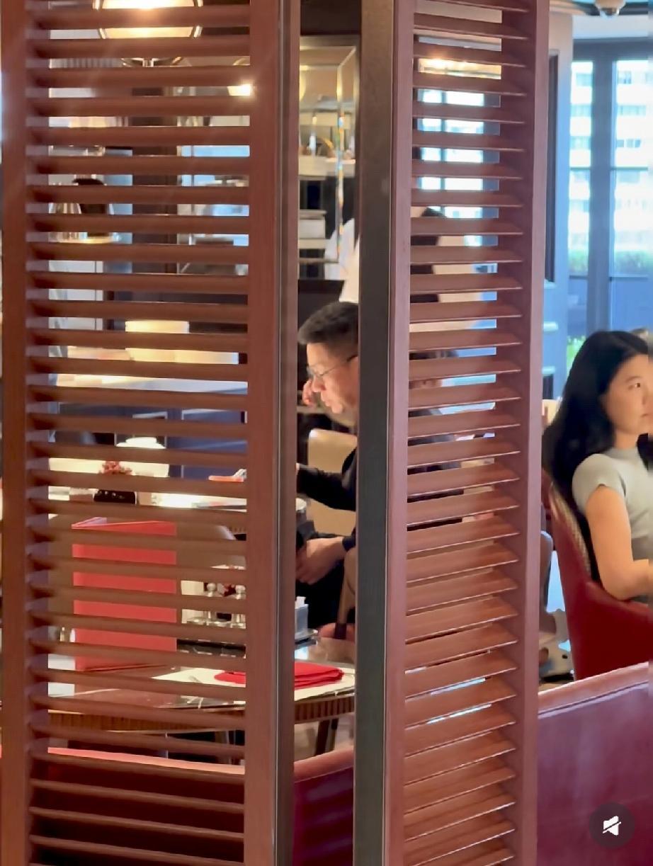 4月29日，小S老公许雅钧独自在厦门酒店吃早餐，终于落寞了一回，侧面看挺老的，皱