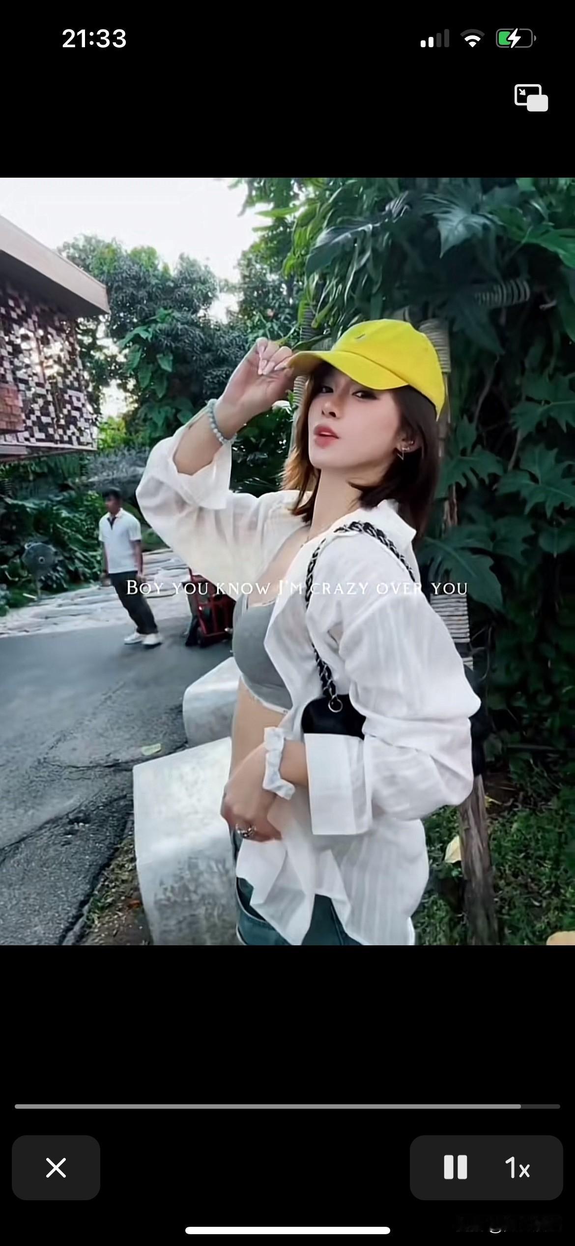 吴艳妮老师真是文武双全的人，看看这个身材，这个穿着，很突出的表现，在跨栏这个高伤