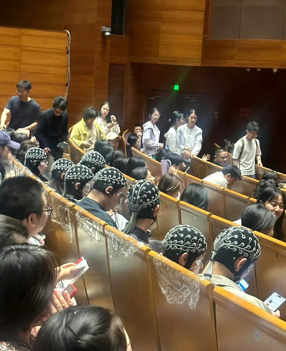 在清华看到的，好像很科幻的场面好想知道他们在做什么研究。而且他们都在